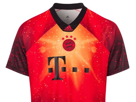 Neben dem dom ist auch eine moschee zu erkennen. Diashow - Bayern-Trikots im Wandel der Zeit