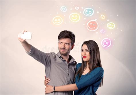 Couples Heureux Prenant Le Selfie Avec Le Smiley Image Stock Image Du Verticale Adulte 75267441