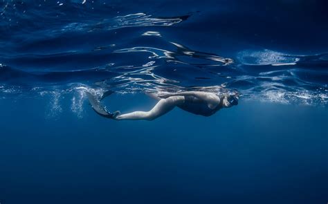 Hintergrundbilder Unterwasser Frau Blau Schwimmen 2560x1595 Wallpapermaniac 1235605