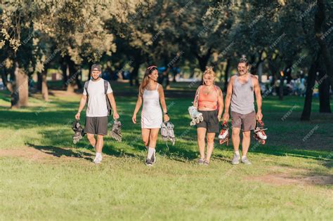 Grupo De Personas Caminando En Un Parque Con Patines En Línea En Sus