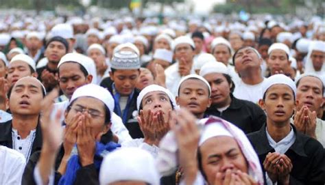 Secara etimologis berdoa dapat berarti atau memiliki makna minta diambilkan (sesuatu), memohon, membutuhkan, minta tolong. Bagaimanakah Cara Nabi Bershalawat Kepada Dirinya Sendiri ...