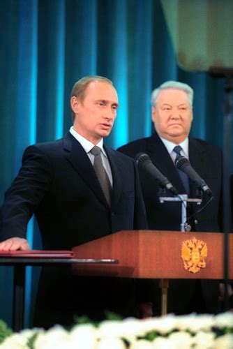 Po raz pierwszy putin został prezydentem w 2000 roku, w 2004 został ponownie wybrany na drugą kadencję. File:Vladimir Putin taking the Presidential Oath, 7 May ...