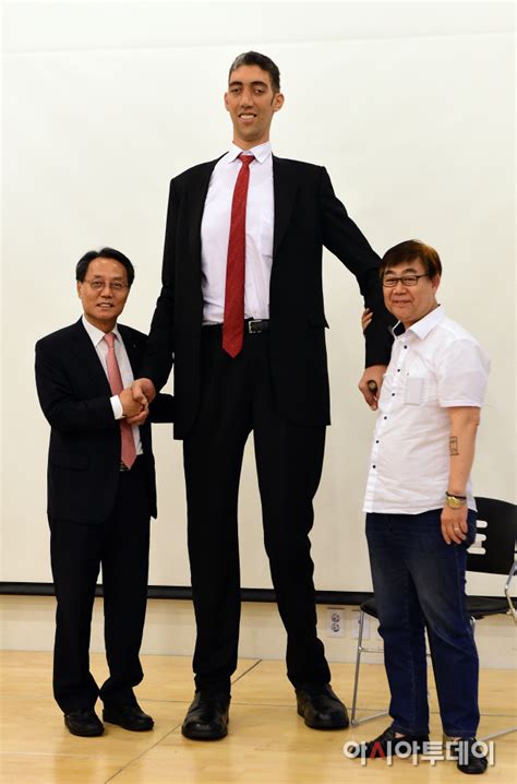 포토 ‘세상에서 제일 키 큰 사람 술탄 쾨센 아시아투데이