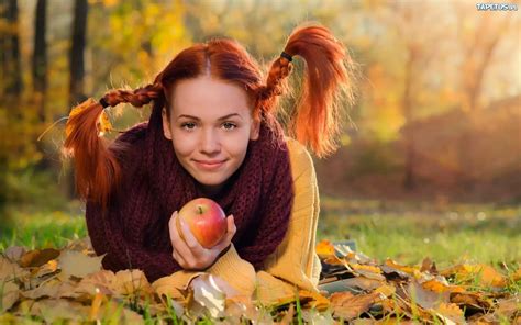 kobieta rude włosy warkocze jesień liście jabłko