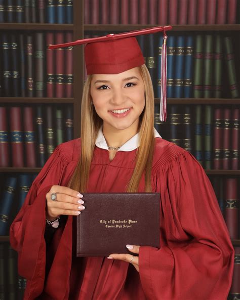 Cap And Gown Yearbook Portrait Senior Portraits In 2018 Pinterest