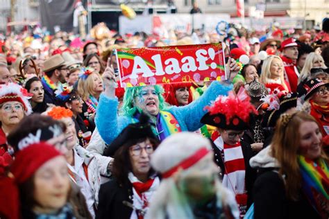 Köln Feiert Karneval Volle Straßen Und Kneipen An Weiberfastnacht