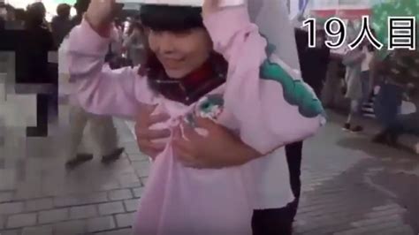 YouTuber女性ユーチューバーがフリーおっぱい企画 渋谷で 人に胸を揉ませて炎上