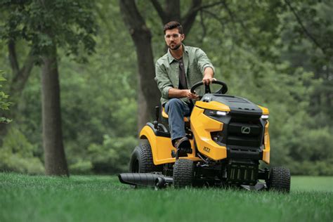 Lawn Tractors Versus Zero Turn Mowers What S The Difference