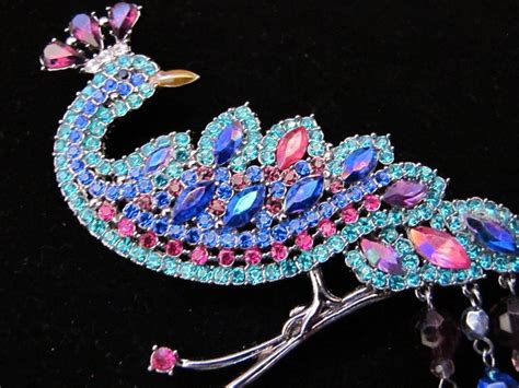 Extravagant Avon Rhinestone Peacock Large Pin Brooch Prong Set Multi