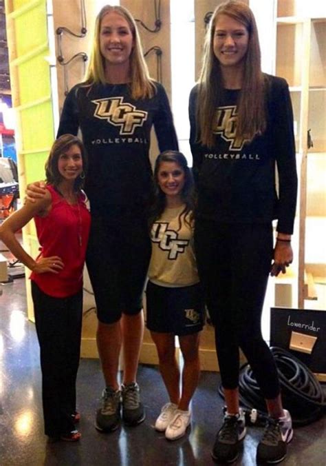 Dva Vysokí Volejbalisti 2 Nižšie Tall Women Tall People Tall Girl