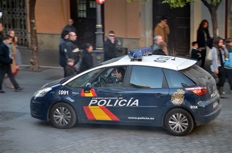 See more of policía nacional on facebook. ¿Qué equipo lleva dentro un coche patrulla de la Policía ...