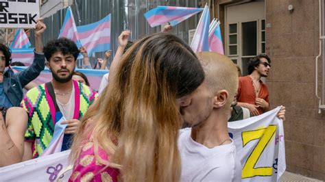 Trans Pride Parade in Istanbul Türkische Polizei riegelt Zentrum ab