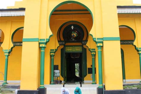 La distanza tra la moschea e la mecca è 8673,5 km nord ovest. Masjid Al Osmani, Masjid Tua di Tengah Kota Medan yang ...