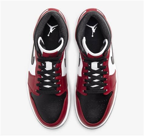 The air jordan 1 mid 'chicago black toe' draws inspiration from the sneaker's 1985 roots. 【スニダンで取扱中】 NIKE AIR JORDAN 1 MID "CHICAGO BLACK TOE" 抽選/定価 ...