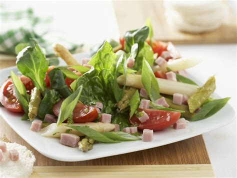 Grüner Salat mit Spargel Tomaten und Schinken Rezept