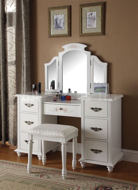 White makeup vanity set, black makeup table and bench, makeup table with lights and more. Bedroom Vanities: A new Female's Best Buddy | Dreams House ...
