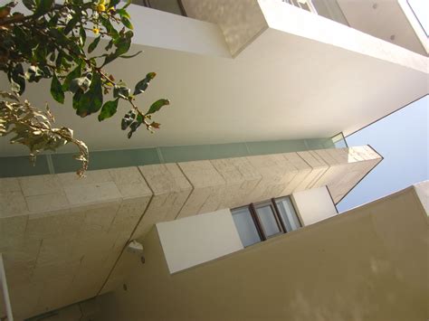 Arquitectura de la información de un sitio a menos que nofuncione. la fachada posterior de la casa 17, con un haz de luz que ...