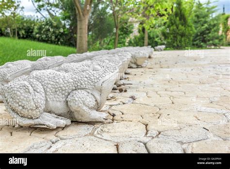 Cement Statues Hi Res Stock Photography And Images Alamy