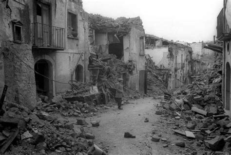 Un minuto e venti secondi interminabili, morirono quasi 3000 persone, 8.848 i feriti © ansa. Foto Terremoto 23 novembre 1980 in Irpinia Avellino: Sant ...