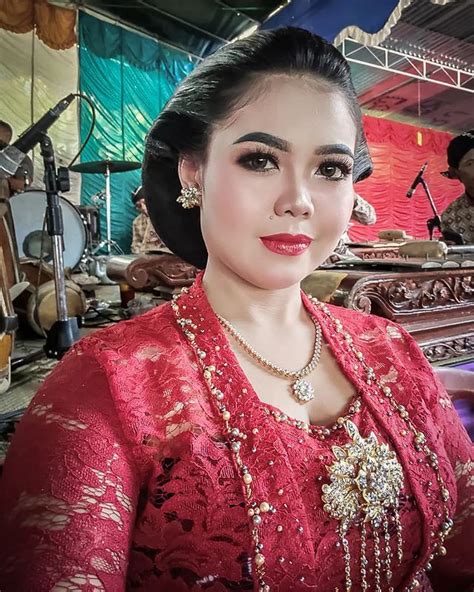 Hesti Rahayu 🇮🇩 Di Instagram Wani Yee 🤭 ️ Sikurus02 Fashion Saree Kebaya