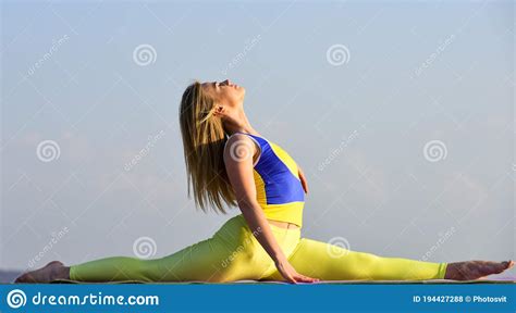 stretching muscles woman practicing split flexible girl outdoor attractive woman practicing