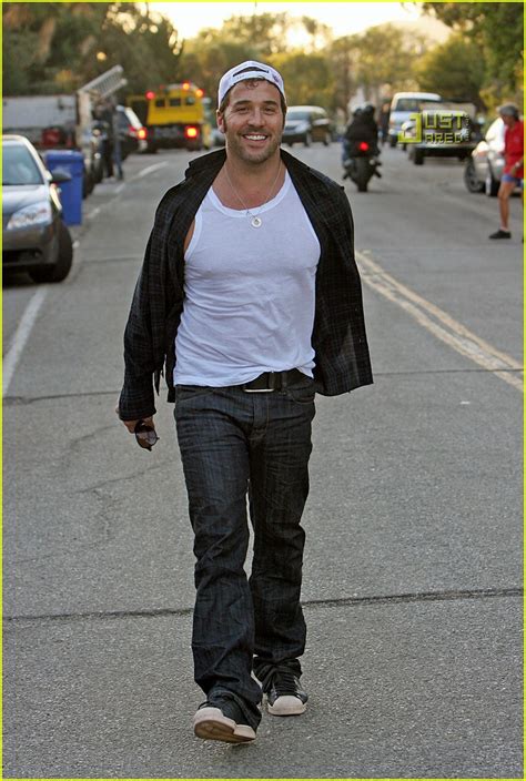 Jeremy Piven Looks Into Sex Photo 857311 Photos Just Jared