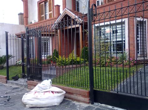 Las fachadas de casas inspiran y nos hacen soñar, un exterior bonito nos hace pensar en un interior aún más bonito ¿te han gustado nuestra selección de fotos de fachadas de casas? Herreria Lomas: Rejas para Frente de casa