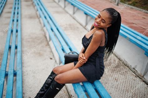Jeune élégante Sexy Belle Femme Afro Américaine Dans La Rue Aux Gradins Du Stade Vêtue De Noir