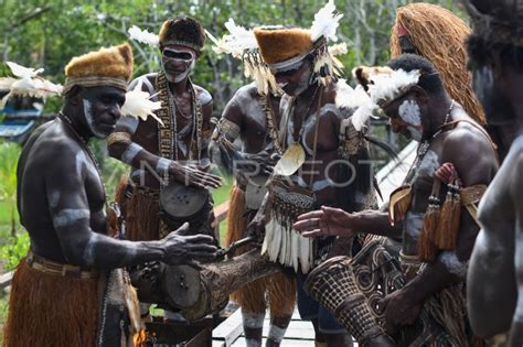Masyarakat Suku Asmat Di Papua Selatan Antara Foto
