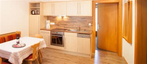 Das haus central in serfaus punktet mit seiner zentralen lage mitten im ortszentrum ebenso wie mit seinem modernen, ausstattungsstarken und kinderfreundlichen komfort. Herzlich Willkommen im Haus Central in Ladis!