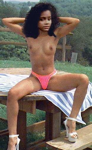 Naked Celebrity Girls Lark Voorhies Hot Sex Picture