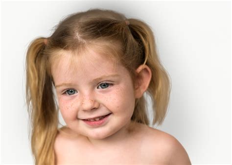 Кавказская маленькая девочка голая грудь улыбающаяся Премиум Фото
