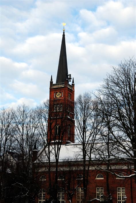 Situated on the right bank of the el. Die St. Pauli Kirche - Foto im Hamburg Web
