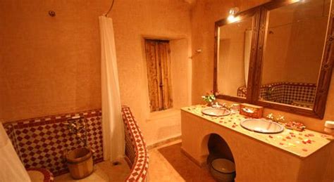 Les salles de bain signées maroc design sont uniques et faites sur mesure selon vos envies, alliant différentes matières comme le béton ciré, le tadelakt ou encore le carrelage. déco salle de bain marocaine