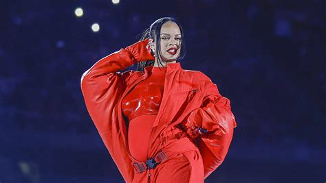 Auftritt Beim Super Bowl Rihanna Ist Wieder Schwanger Und Zeigt