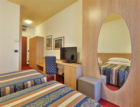 Este agradable y acogedor hotel, situado en pleno coraz�n de la ciudad, ocupa un antiguo palacio del siglo xvii. Best Western Titian Inn 3*S