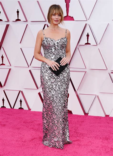 Oscars 2021 Margot Robbie Debuted Chic Bangs Glamour