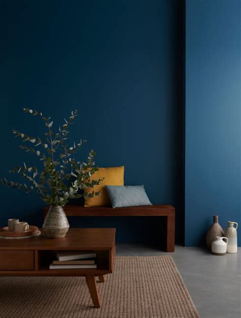 Les verts pales naturels et désaturés. Faites évoluer le style de votre maison, avec un mur au bleu profond. Cette peinture m ...