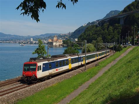 Trains régionaux cff rbde 560 colibri / npz à lausanne le 13 août 1991. RBDe 560 "NPZ" der SBB zwischen Villeneuve und Veytaux-Chillon