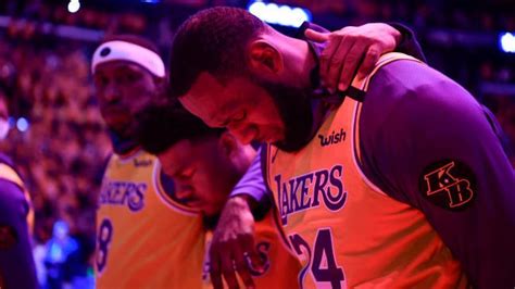 Miles De Fans Homenajean A Kobe Bryant En El Estadio De Los Lakers El Día