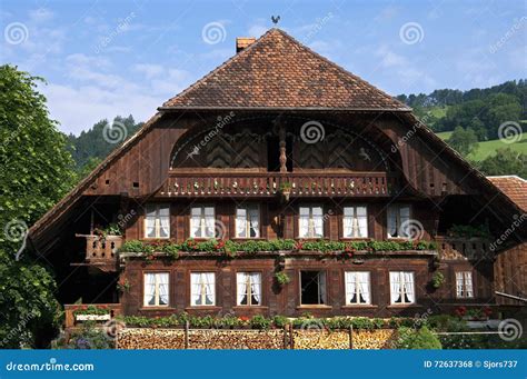 Casa De Madera Suiza Típica En Pueblo De Montaña Foto De Archivo