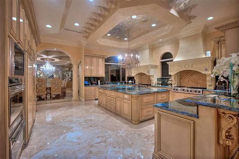 Spacious Kitchen Cabinets