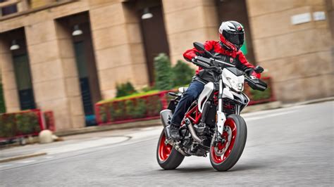 View hypermotard 939 latest promos, colors, review, images and more at zigwheels. 2018 Ducati Hypermotard 939 Motorcycle UAE's Prices, Specs ...