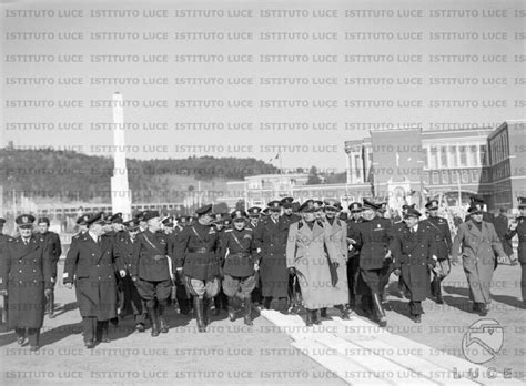 Il duce, accompagnato da un gruppo di gerarchi, visita la zona del Foro