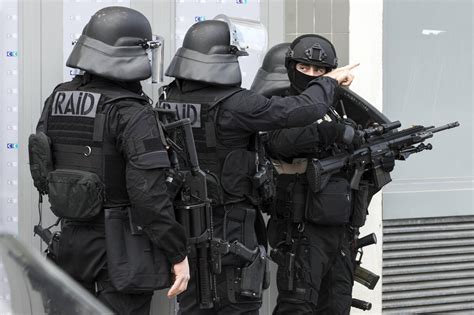 Esmad no podrá usar gases lacrimógenos en protestas durante la emergencia. Heavy gunfire and reports of police casualties as swat ...