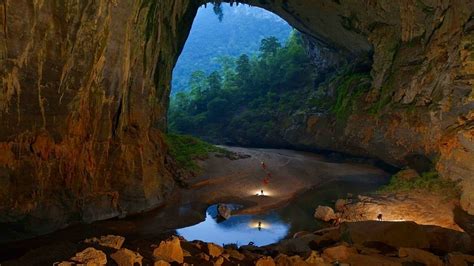 Красивая каменная пещера в джунглях обои для рабочего стола картинки