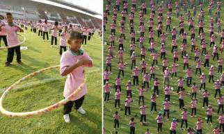 Hula Hoop World Record Set In Thailand As 4500 Dancers Hula Hoop En