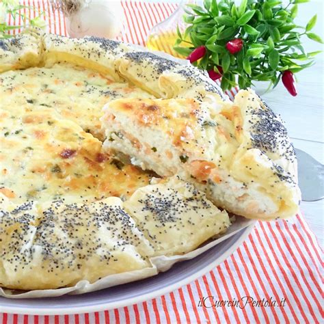 Si mangia fredda e non necessita di cottura. Torta salata al salmone affumicato e ricotta - Ricetta Il ...