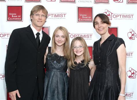 Elle And Dakota Fannings Parents Have Officially Called It Quits After