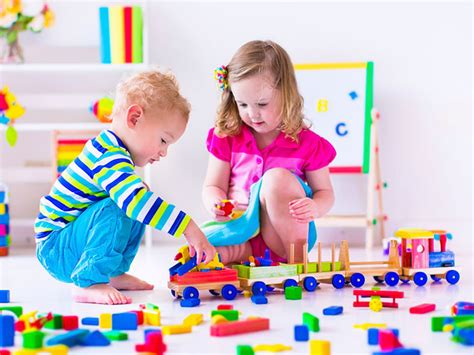 Es un ensayo donde comparto mi opinión sobre la incongruencia de los contenidos educativos de este tema con lo que realmente enseñamos en las acciones que se llevan acabo en la cotinuidad de accion. La escuela sin roles de género | ActitudFem